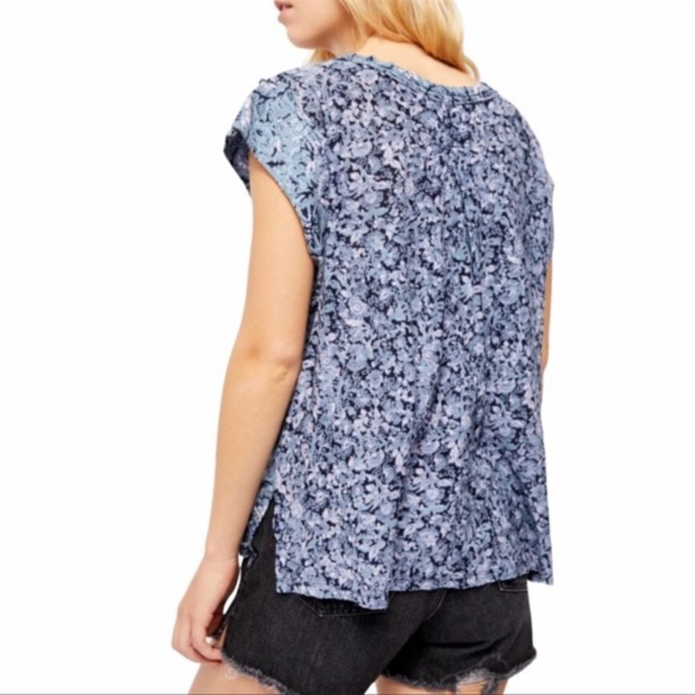 Free People High Tide Printed Oversized Tee Chambray Combo - Picture 2 of 10